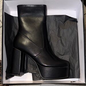Moda Black Heeled Boots